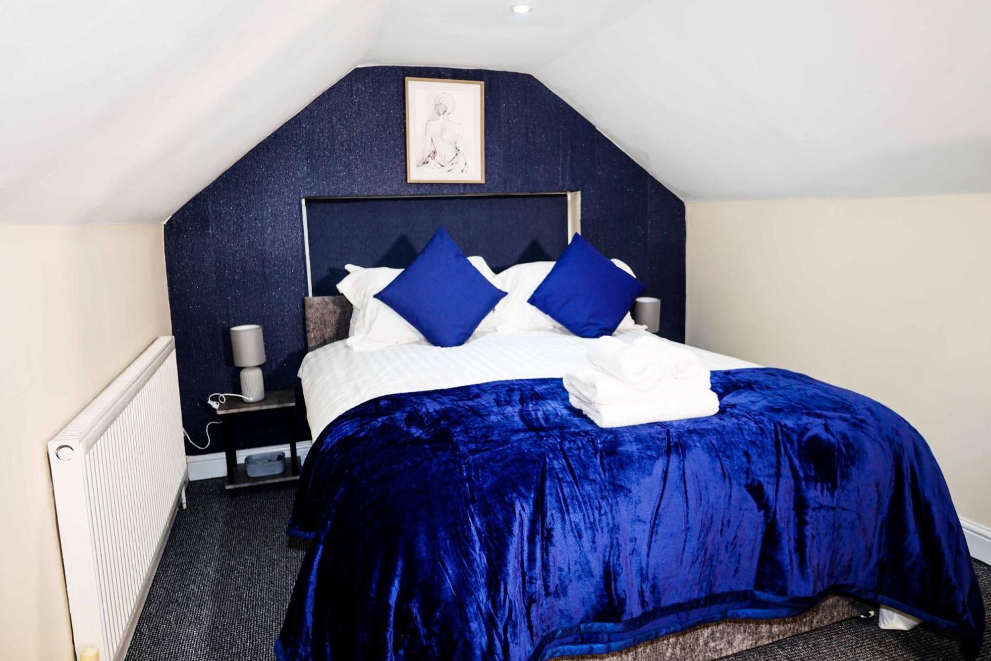 Lausory King Bed Living Your Luxe Home Away Nottingham Exterior foto