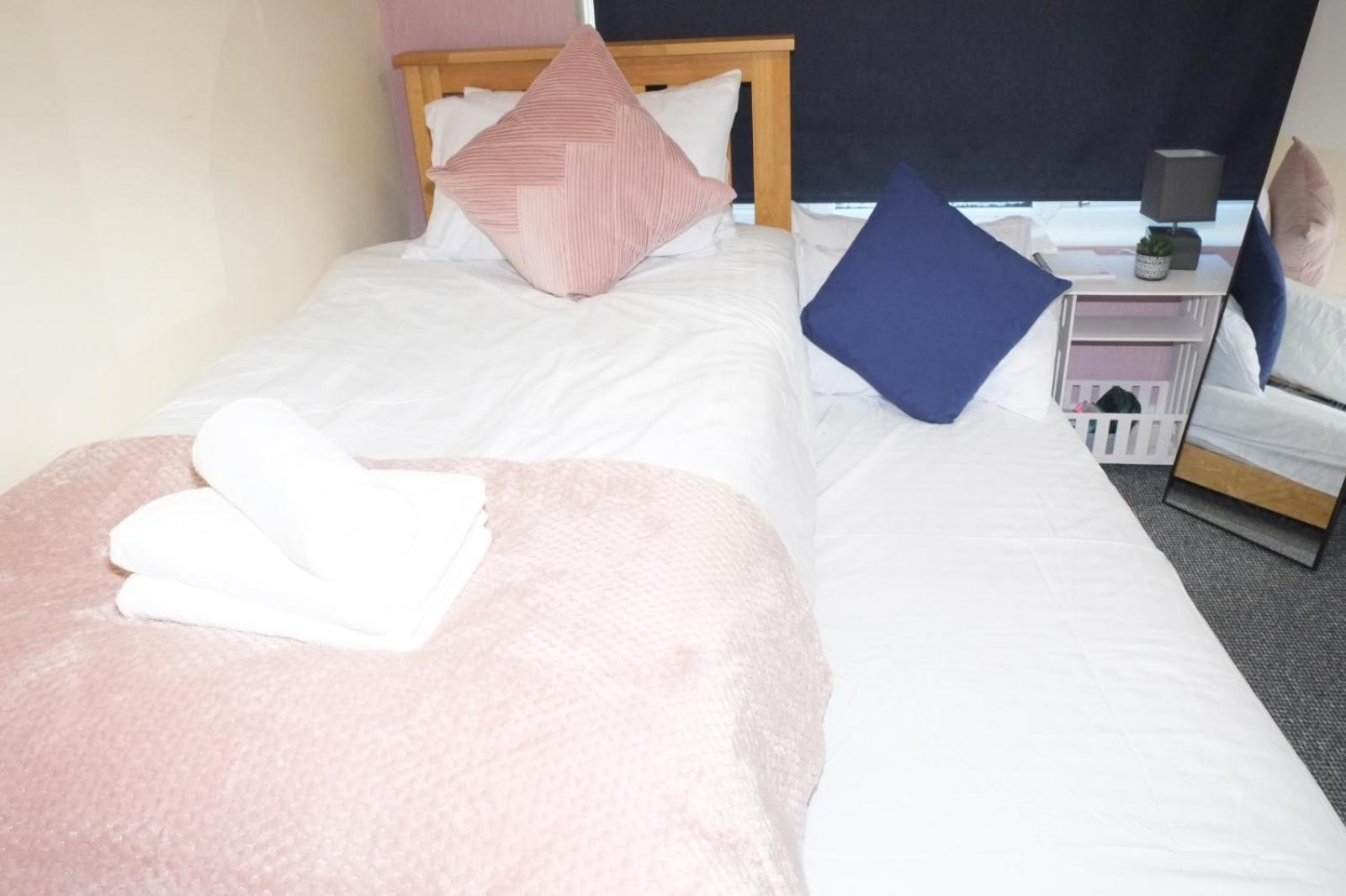 Lausory King Bed Living Your Luxe Home Away Nottingham Exterior foto